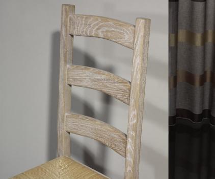 Silla Renaud fabricada en madera maciza de roble blanqueado estilo rústico acabado cepillado