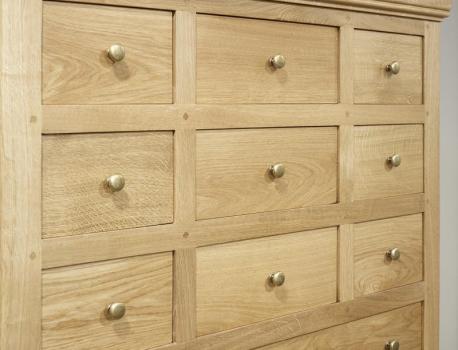 Cómoda Angel de 11 cajones fabricada en madera de roble macizo en estilo Louis Philippe