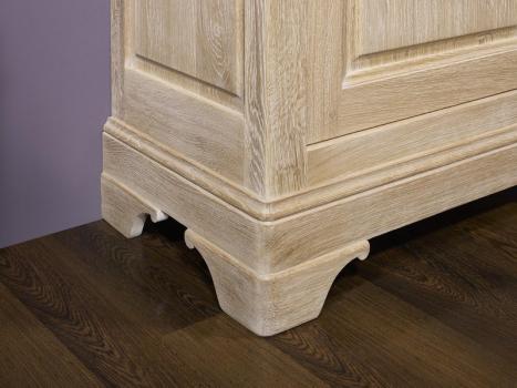 Armario Leo fabricado en madera de roble macizo al estilo de Louis Philippe con acabado roble cepillado blanqueado.