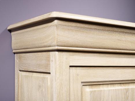 Armario Leo fabricado en madera de roble macizo al estilo de Louis Philippe con acabado roble cepillado blanqueado.