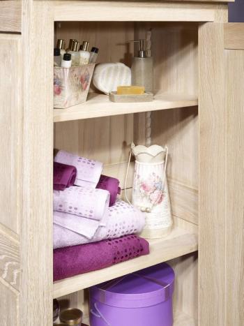 Armario Leo fabricado en madera de roble macizo al estilo de Louis Philippe con acabado roble cepillado blanqueado.