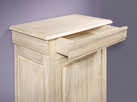 Armario Leo fabricado en madera de roble macizo al estilo de Louis Philippe con acabado roble cepillado blanqueado.