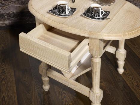 Mesa auxiliar Marc-Eric con persianas fabricada en madera de roble macizo en estilo Louis Philippe 