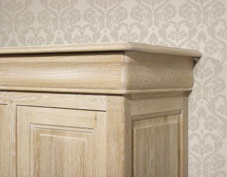 Armario de 2 puertas y 2 cajones fabricado en madera de roble macizo estilo Louis Philippe acabado roble cepillado