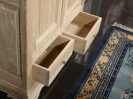 Armario de 2 puertas y 2 cajones fabricado en madera de roble macizo estilo Louis Philippe acabado roble cepillado
