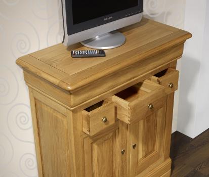 Aparador Ethan cuenta con 2 puertas y 4 cajones fabricados en madera de roble macizo al estilo Louis Philippe