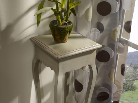 Pedestal fabricado en madera de cerezo en estilo Luis XV