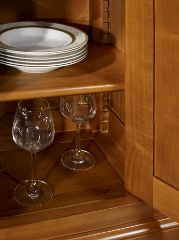 Aparador  Charlotte  3 puertas fabricado en madera de cerezo macizo al estilo Louis Philippe