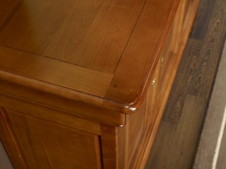Aparador  Charlotte  3 puertas fabricado en madera de cerezo macizo al estilo Louis Philippe