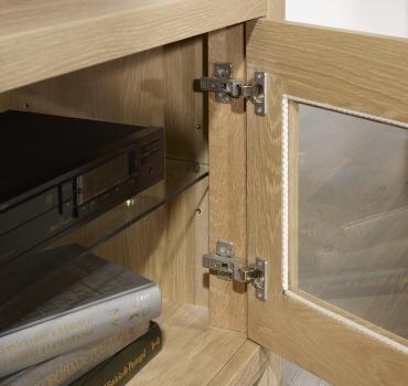 Mueble TV Loann de 2 puertas fabricado en madera de roble macizo de estilo contemporáneo