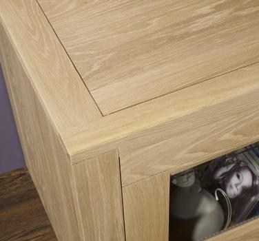 Mueble TV Loann de 2 puertas fabricado en madera de roble macizo de estilo contemporáneo