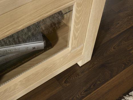 Mueble TV Loann de 2 puertas fabricado en madera de roble macizo de estilo contemporáneo