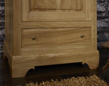 Armario Louis de 1 puerta y 1 cajón fabricado en madera de roble macizo al estilo Louis Philippe.