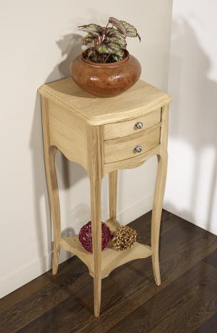 Mesa auxiliar ALban fabricada en madera de roble maciza al estilo Louis XV