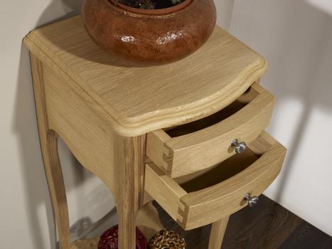 Mesa auxiliar ALban fabricada en madera de roble maciza al estilo Louis XV