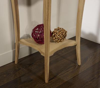 Mesa auxiliar ALban fabricada en madera de roble maciza al estilo Louis XV