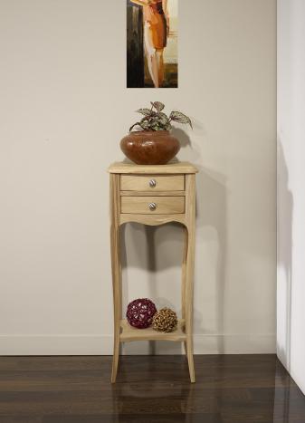 Mesa auxiliar ALban fabricada en madera de roble maciza al estilo Louis XV