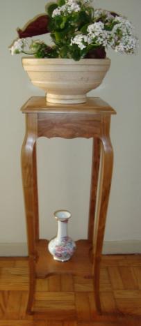 Pedestal fabricado en madera de cerezo macizo en estilo Luis XV 
