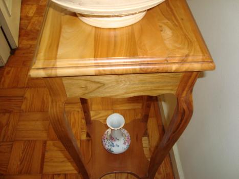 Pedestal fabricado en madera de cerezo macizo en estilo Luis XV 