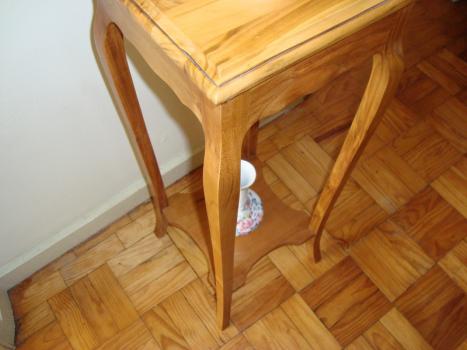 Pedestal fabricado en madera de cerezo macizo en estilo Luis XV 