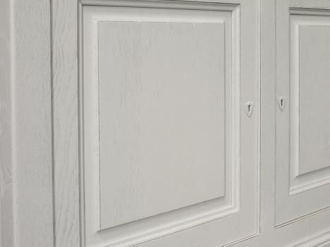 Aparador 3 puertas Lucio fabricado en madera de roble macizo al estilo Louis Philippe acabado roble cepillado Marfil