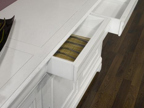 Aparador 3 puertas Lucio fabricado en madera de roble macizo al estilo Louis Philippe acabado roble cepillado Marfil
