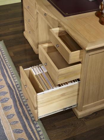 Escritorio Teresa fabricado en madera de roble macizo al estilo Louis Philippe Roble Cepillado Natural 