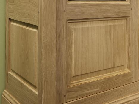 Armario vitrina Antoine  de 2 puertas fabricado en madera de roble macizo al estilo de Louis Philippe