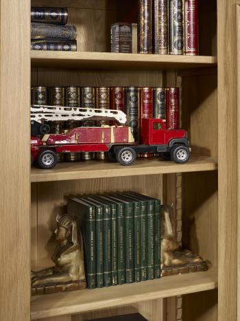 Armario vitrina Antoine  de 2 puertas fabricado en madera de roble macizo al estilo de Louis Philippe