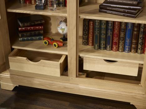 Armario vitrina Antoine  de 2 puertas fabricado en madera de roble macizo al estilo de Louis Philippe
