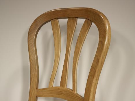 Silla Gabriel fabricada en madera maciza de roble estilo Louis Philippe asiento Moleskine chocolate