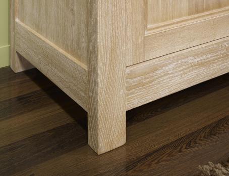 Aparador Nicolas  de 3 puertas y 4 cajones fabricados en madera de roble macizo estilo Rústico Cepillado Blanqueado