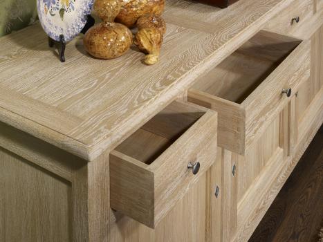 Aparador Nicolas  de 3 puertas y 4 cajones fabricados en madera de roble macizo estilo Rústico Cepillado Blanqueado