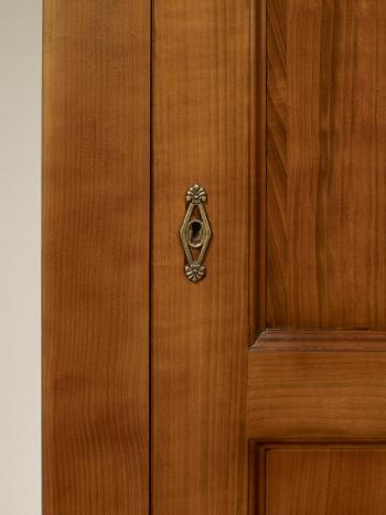 Armario Saul de 1 puerta y 2 cajones fabricado en madera de Cerezo macizo estilo Directoire