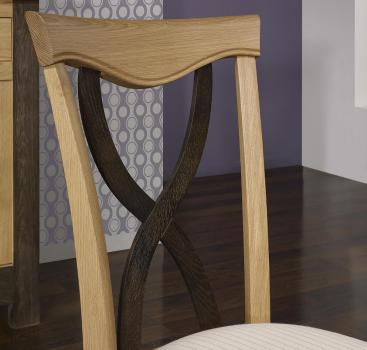 Silla Sebastián fabricada en madera de  roble macizo estilo Louis Philippe acabado roble cepillado