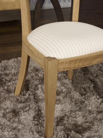 Silla Sebastián fabricada en madera de  roble macizo estilo Louis Philippe acabado roble cepillado
