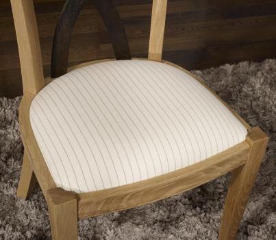Silla Sebastián fabricada en madera de  roble macizo estilo Louis Philippe acabado roble cepillado