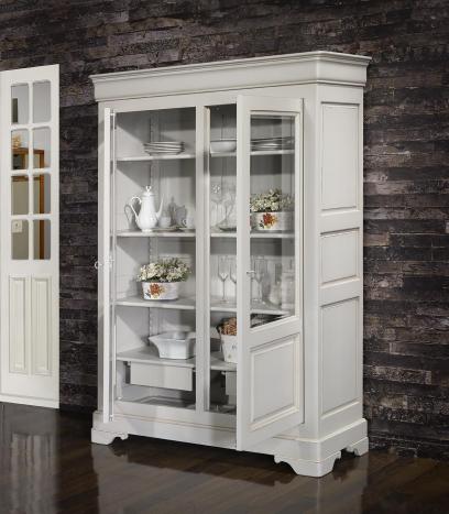 Armario vitrina Elena de 2 puertas fabricado en madera maciza de cerezo al estilo Louis Philippe acabado Perla 