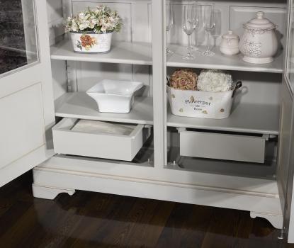 Armario vitrina Elena de 2 puertas fabricado en madera maciza de cerezo al estilo Louis Philippe acabado Perla 