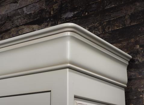 Armario vitrina Elena de 2 puertas fabricado en madera maciza de cerezo al estilo Louis Philippe acabado Perla 