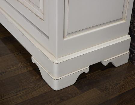 Armario vitrina Elena de 2 puertas fabricado en madera maciza de cerezo al estilo Louis Philippe acabado Perla 