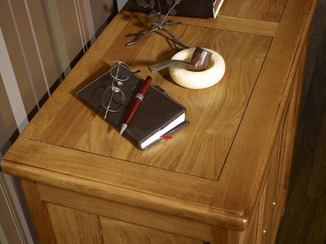 Aparador de 2 puertas y 2 cajones fabricado en madera de roble macizo al estilo Louis Philippe