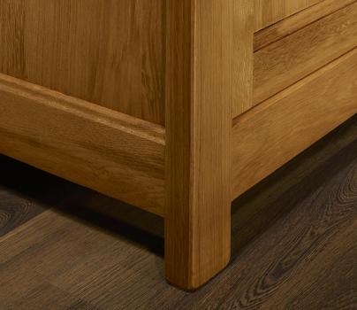 Aparador de 2 puertas y 2 cajones fabricado en madera de roble macizo al estilo Louis Philippe