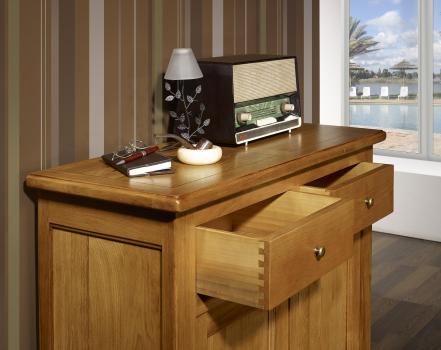 Aparador de 2 puertas y 2 cajones fabricado en madera de roble macizo al estilo Louis Philippe