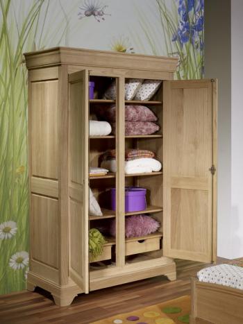 Armario Stéphane de 2 puertas fabricado en madera de roble macizo en estilo Louis Philippe Cepillado Blanqueado