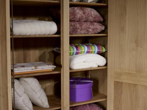 Armario Stéphane de 2 puertas fabricado en madera de roble macizo en estilo Louis Philippe Cepillado Blanqueado