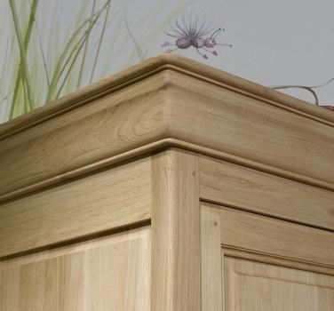 Armario Stéphane de 2 puertas fabricado en madera de roble macizo en estilo Louis Philippe Cepillado Blanqueado