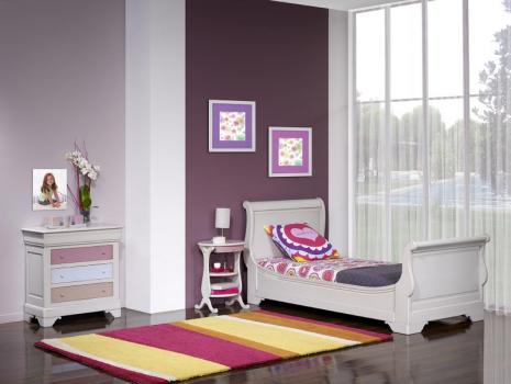 Mesa de noche Caroline fabricada en madera de cerezo macizo estilo Louis Philippe acabado Cerezo Pátina Perla