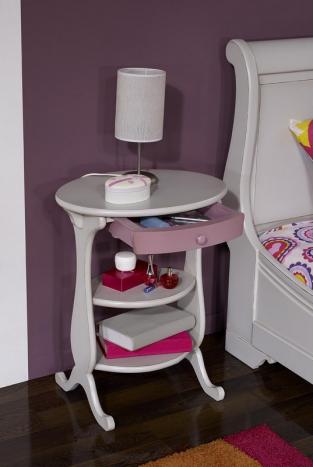 Mesa de noche Caroline fabricada en madera de cerezo macizo estilo Louis Philippe acabado Cerezo Pátina Perla