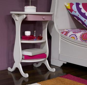 Mesa de noche Caroline fabricada en madera de cerezo macizo estilo Louis Philippe acabado Cerezo Pátina Perla